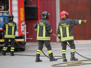 Italia, BT, İtalya - 10 Mayıs 2018: İtalyan İtfaiye ekibi yangın kamyon ile acil durum sırasında. Metin Vigili del Fuoco İtalyanca dil itfaiyeci anlamına gelir.