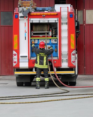 Italia, BT, İtalya - 10 Mayıs 2018: yangın kamyon ve bir İtalyan itfaiye üniformalı itfaiyeciler tatbikat sırasında İtalyan dilinde demek Vigili del Fuoco metinle