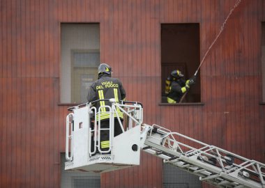 Italia, BT, İtalya - 10 Mayıs 2018: İtalyan itfaiyeci itfaiye üniforma ve metin Vigili del Fuoco itfaiyeciler İtalyan dilinde demek, hava platform üzerinde