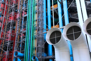 Paris, Fransa - 19 Ağustos 2018: Dış boru hattı ve yapısı ile merkezi Pompidou Modern binada