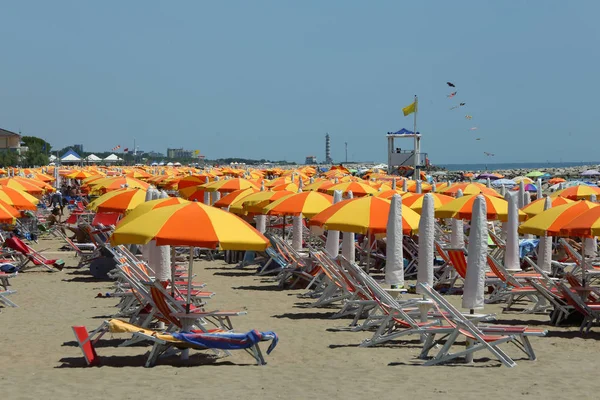 Cavallino Treporti Luglio 2015 Spiaggia Con Ombrelloni Sdraio Abbronzatura Torretta — Foto Stock