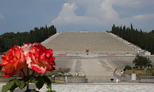 Redipuglia Włochy Czerwca 2017 Róże Pod Pomnikiem Redipuglia Jest Aworld — Zdjęcie stockowe