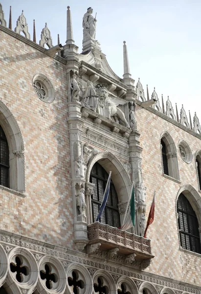 デュカル公爵宮殿の詳細にはイタリア語で ドゥカーレ宮殿も呼ばれるヴェネツィア イタリア 2018 — ストック写真