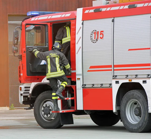 テキスト イタリア語で消防署で訓練中に消防士を意味する Vigili Del Fuoco と制服とイタリア イタリア 2018 イタリアの消防士 — ストック写真