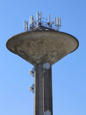 dalgalanma tank bir su kemeri sistemi ve zemin üzerine mavi gökyüzü ile birçok telekomünikasyon antenler