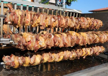 Pek çok şiş tavuk ve domuz eti et dolu tükürmek uzun