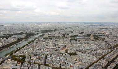 Panoramik Paris ve Eyfel Kulesi'ne üst düzey Seine Nehri