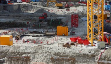 Şantiye işçi ve iş makineleri ile yapım aşamasında