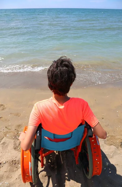 Menino Com Cadeira Rodas Praia Verão Mar Fundo — Fotografia de Stock