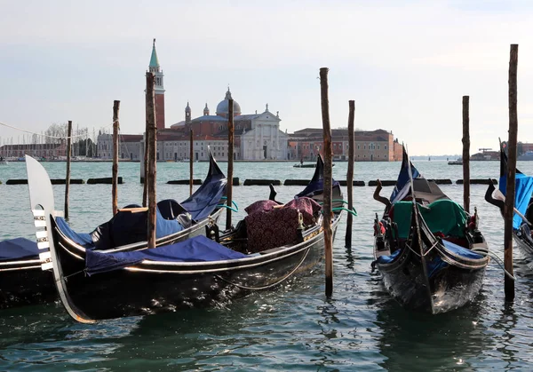 Veneza Itália Algumas Gôndolas Igreja São Jorge Canal Giudecca — Fotografia de Stock