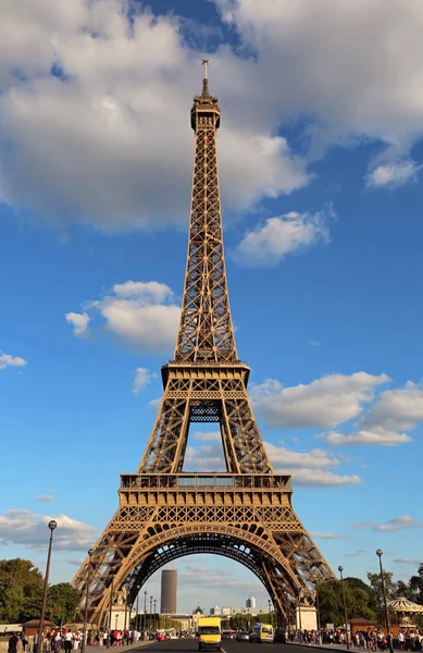 Torre Eiffel Muito Alta Céu Azul Com Van Amarela Estrada — Fotografia de Stock