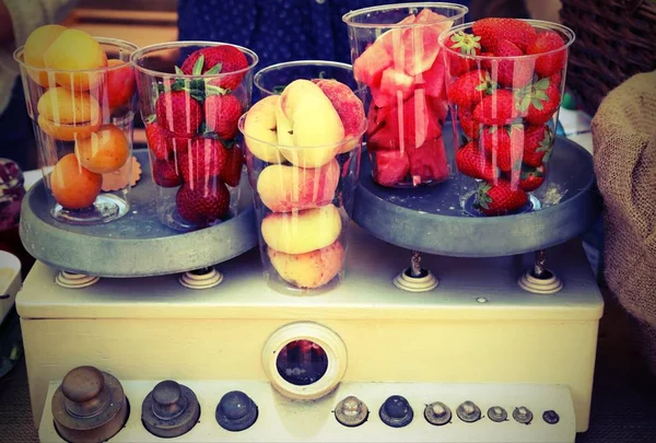 Oude Weegschalen Met Gevulde Glazen Verse Abrikozen Aardbeien Perziken Komkommer — Stockfoto