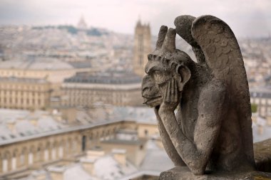 düşünme şekil denilen Chimera veya grotesk ve çan kulesi Basilica Notre Dame Fransa'dan Paris'te Panorama
