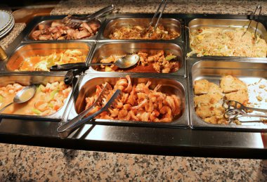 istediğiniz kadar yiyebileceğiniz bir self-servis restoran Asya spesiyaliteleri ile tepsiye kızarmış gıdalar