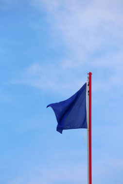 gökyüzü mavi bayrak dalgaları. Bu kirlilik bu alanda olmadan simgesidir