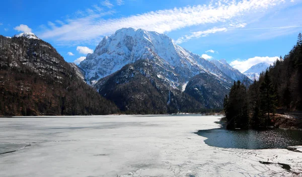 Góry Jezioro Predil Lodem Północnych Włoszech — Zdjęcie stockowe