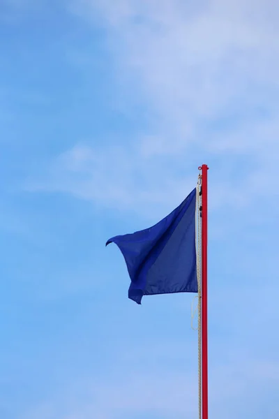 Błękitną Flagą Fale Niebie Jest Symbol Bez Zanieczyszczeń Tym Obszarze — Zdjęcie stockowe