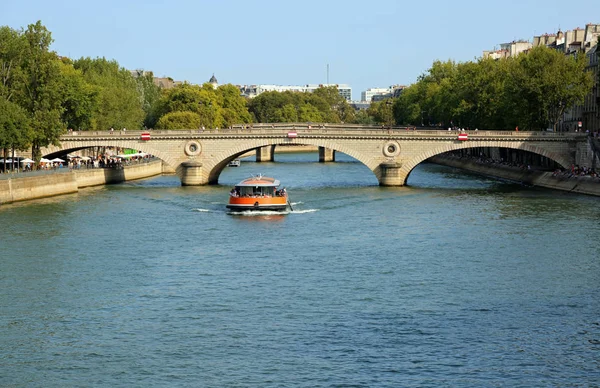 Barco Turístico Que Navega Por Río Sena París Francia —  Fotos de Stock