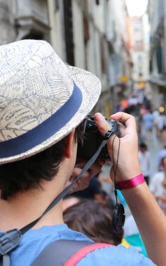 şapka ile genç fotoğrafçı bazı picutres Venedik İtalya alır
