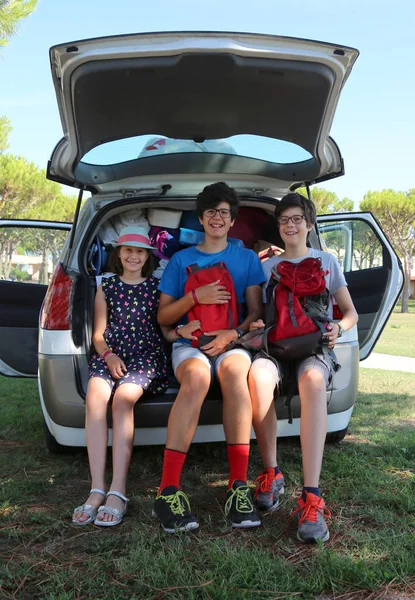 Трое Симпатичных Детей Грузят Чемоданы Багажника Машины Туристической Деревне — стоковое фото