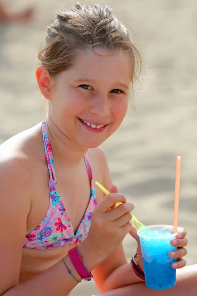 Милая Маленькая Девочка Пляже Голубым Напитком — стоковое фото