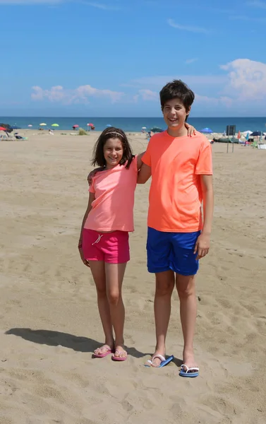 Remorquer Les Jeunes Frères Sur Plage Été — Photo