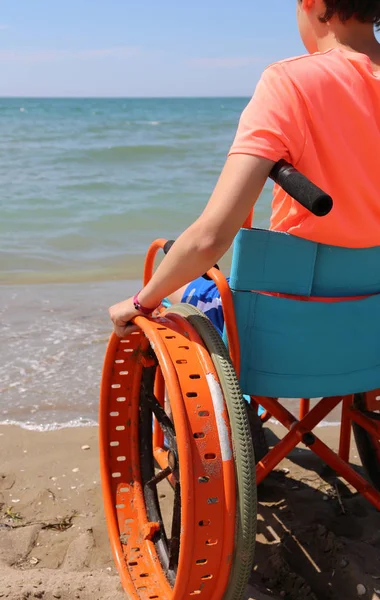 여름에 휠체어에 바다에 — 스톡 사진