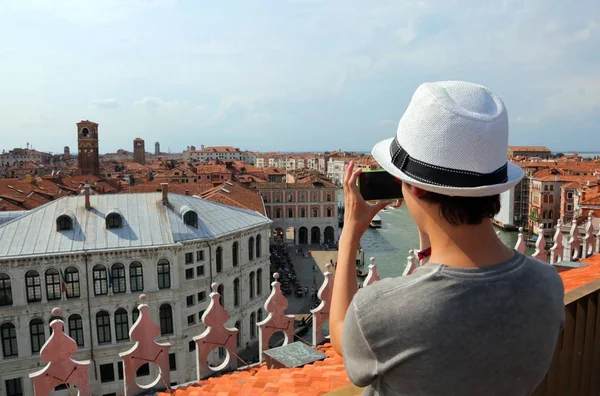 Fotógrafo Com Seu Telefone Inteligente Tira Fotos Palácios Antigos Grande — Fotografia de Stock