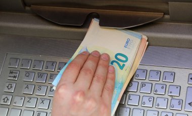 Avrupa bir Atm ve genç bir yetişkin el kadar para
