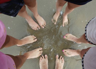 Aile yaz aylarında sahilde beş kişinin