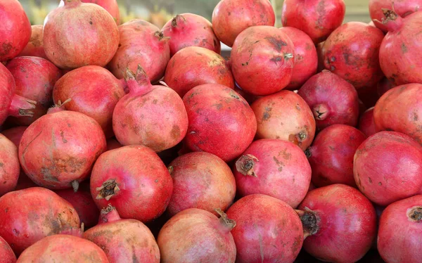 Rote Reife Granatäpfel Zum Verkauf Typische Früchte Des Späteren Sommers — Stockfoto