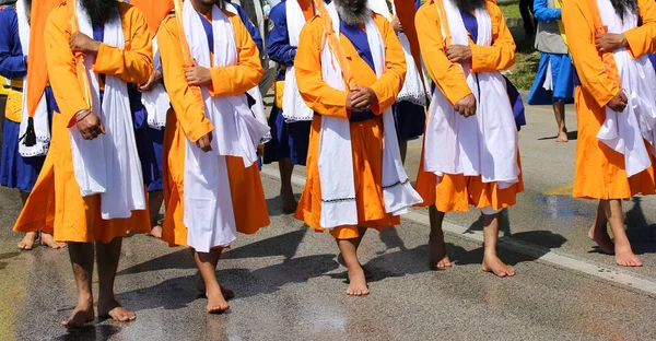 Wielu Mężczyzn Sikh Boso Drodze — Zdjęcie stockowe