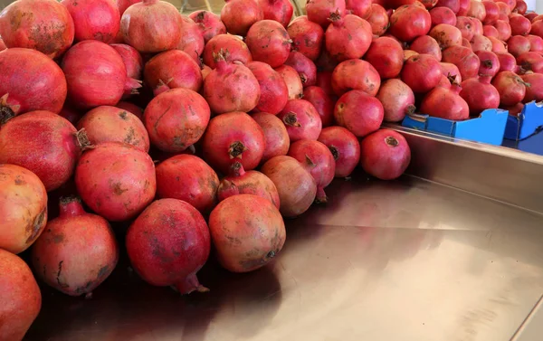 Mogna Röda Granatäpplen Till Försäljning Lokala Fruktmarknad — Stockfoto