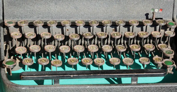 Tastatur Einer Alten Schreibmaschine Auf Dem Flohmarkt — Stockfoto