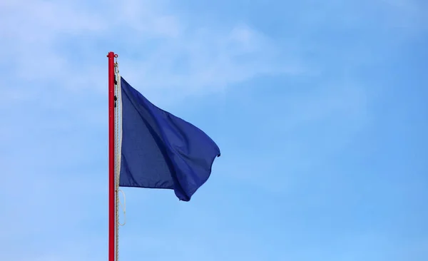 Grote Blauwe Vlag Golven Blauwe Hemel Dit Een Symbool Geeft — Stockfoto