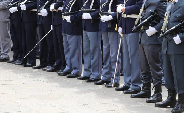 意大利警察在制服期间为意大利军队的庆祝游行 — 图库照片