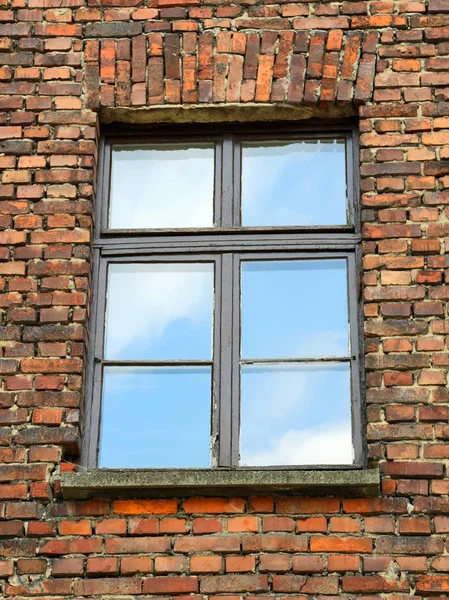 Brick Wall Window Reflection Sky — Stock Photo, Image