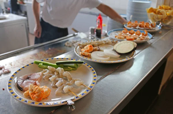Chef Enquanto Cozinha Comida Cozinha Restaurante Asiático — Fotografia de Stock