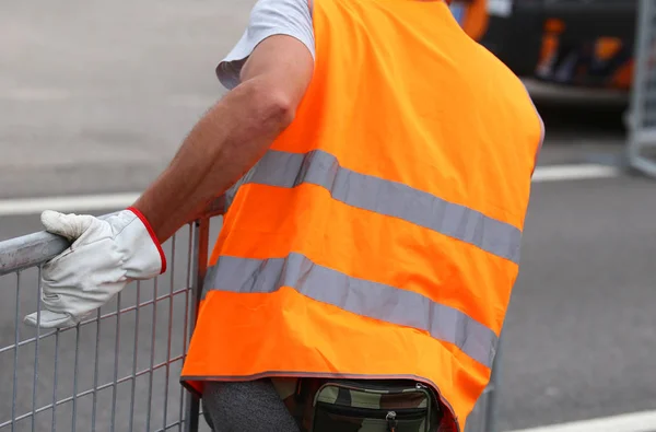 Arbeiter Mit Handschuhen Nimmt Nach Dem Sportereignis Eiserne Hürden — Stockfoto