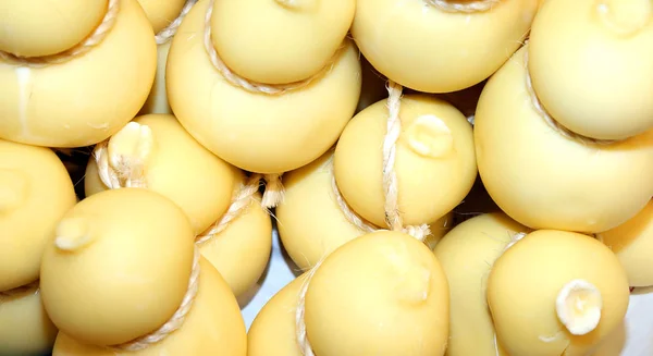 Μορφές Caciocavallo Τυρί Dop Πωλήσεως Στην Ιταλική Αγορά — Φωτογραφία Αρχείου