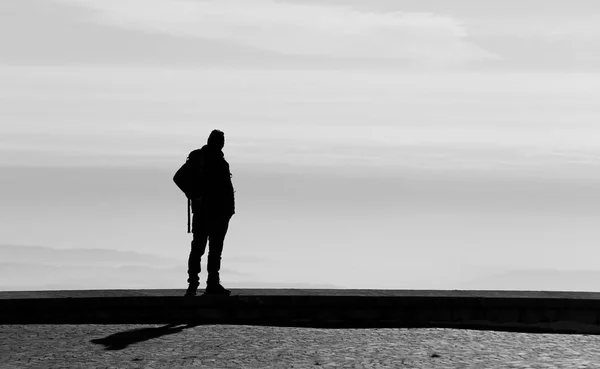 Muž Podsvícení Obdivuje Pohled Vrcholu Hory Černobílého Efektu — Stock fotografie
