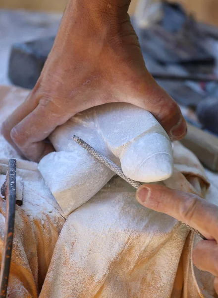 Mão Artesão Escultura Pedra — Fotografia de Stock