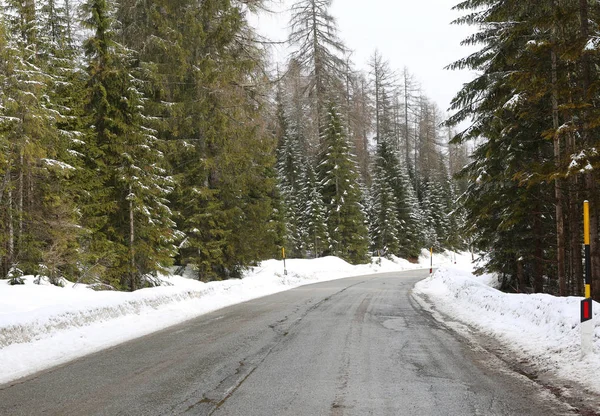Carretera Montaña Con Nieve Los Bordes Invierno —  Fotos de Stock