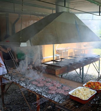 Hamburger ve biber ve soğan bir Festivali ile birçok ızgara