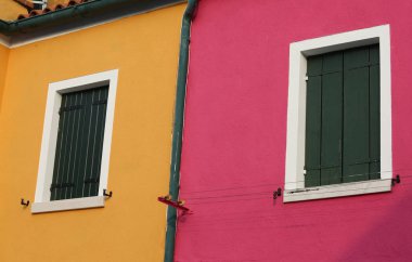 Burano adası Venedik yakınındaki iki renkli ev yeşil balkon