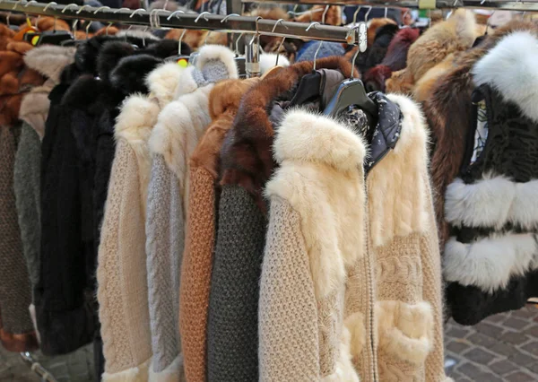 Viele Alte Pelze Und Kleidungsstücke Zum Verkauf Auf Dem Flohmarkt — Stockfoto