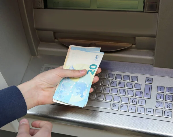 Mladý Chlapec Atm Množství Eurobankovek Evropě — Stock fotografie