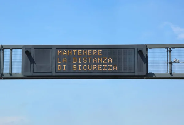 Big Traffic Sign High Text Mantenere Distanza Sicurezza Means Keep — Stock Photo, Image