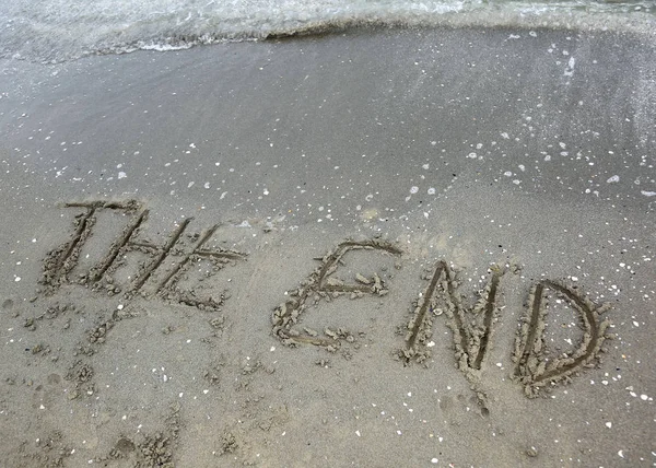Λέξη Τέλος Γραμμένο Στην Άμμο Της Παραλίας — Φωτογραφία Αρχείου