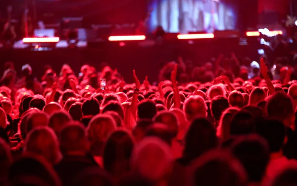 Lumières Rouges Sur Tête Des Gens Lors Concert Direct — Photo